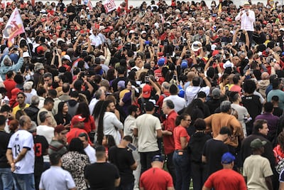 Seguidores del presidente brasileño Luiz Inácio Lula Da Silva, este sábado, mientras el mandatario emite un discurso.