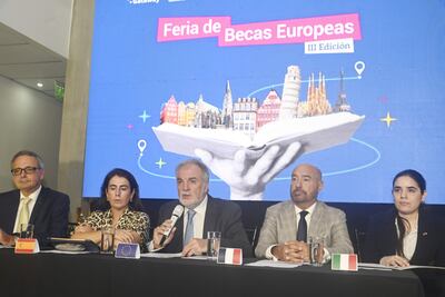 Lanz.becas europeas Jan-Christian Gordon Kricke.Carmen Castiella Ruiz de Velasco. Pierre-Christian S. JAVIER VIEDMA
10-10-2024 LOCALES
ARCNEIO ACUÑA