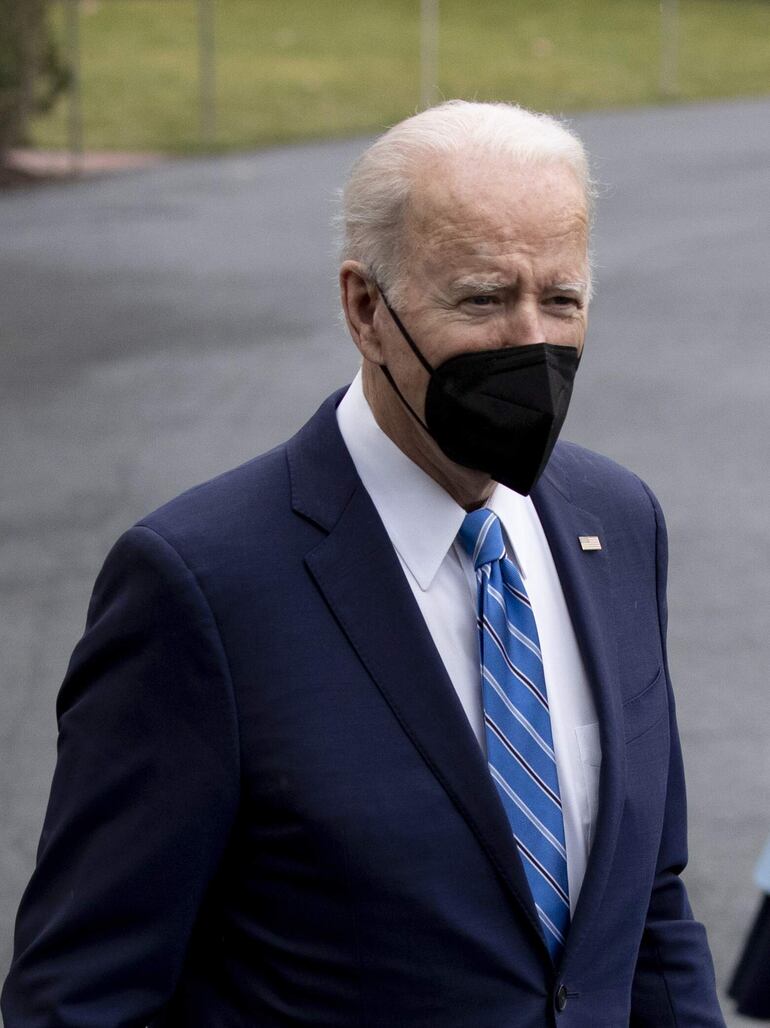 El presidente de Estados Unidos, Joe Biden, continúa con "síntomas leves" y sin fiebre tras dar positivo en covid-19, según informó el médico del mandatario, Kevin O'Connor, en una carta distribuida por la Casa Blanca.