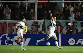 El mediocampista de Olimpia, Alex Franco (der.), celebra tras anotar el segundo gol de su equipo durante el partido de fútbol de la fase de grupos de la Copa Sudamericana entre el Barracas Central de Argentina y el Olimpia de Paraguay, en el estadio Florencio Sola en Banfield, provincia de Buenos Aires, Argentina.