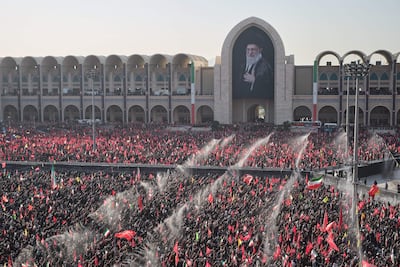 Docenas de miles de personas participan en los rezos funerarios del asesinado líder supremo de Irán Alí Jameneí en la mezquita Mosala de Teherán (Irán) este domingo. Irán celebró el rezo fúnebre por el asesinado líder supremo Alí Jameneí que contó con la participación de decenas de miles de personas, entre ellos altos cargos del país, en el segundo día de los funerales públicos en el resonaron las llamados de venganza contra Estados Unidos e Israel.