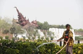 Un palacio parcialmente colapsado por el terremoto en Mandalay, Birmania.