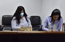 Patricia Ferreira Pascottini y Nidia Godoy, presidenta y directora de la firma Insumos Médicos (Imedic)  SA, en la sala de juicio oral y público.
