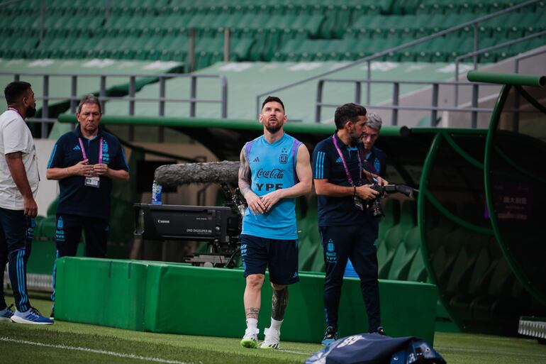 Lionel Messi (C) de Argentina se calienta con sus compañeros de equipo durante una sesión de entrenamiento en el Estadio de los Trabajadores en Beijing, China, 14 de junio de 2023. El equipo de fútbol argentino, actual campeón de la Copa del Mundo, jugará un partido amistoso contra Australia en Beijing, China el 14 de junio de 2023. 15 de junio de 2023.
