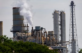 Fotografía del 30 de abril de 2026 que muestra un sector de la planta Pasadena Refining en Pasadena (EE.UU). La expectativa de un acuerdo de paz en Oriente Medio desplomó más del 5% el crudo en la apertura del mercado asiático.