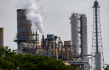 Fotografía del 30 de abril de 2026 que muestra un sector de la planta Pasadena Refining en Pasadena (EE.UU). La expectativa de un acuerdo de paz en Oriente Medio desplomó más del 5% el crudo en la apertura del mercado asiático.