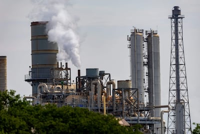 Fotografía del 30 de abril de 2026 que muestra un sector de la planta Pasadena Refining en Pasadena (EE.UU). La expectativa de un acuerdo de paz en Oriente Medio desplomó más del 5% el crudo en la apertura del mercado asiático.