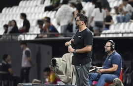 El entrenador de Olimpia, Pablo "Vitamina" Sánchez observando el clásico "blanco y negro" ante Libertad, por la decimoctava ronda del torneo Apertura 2026.