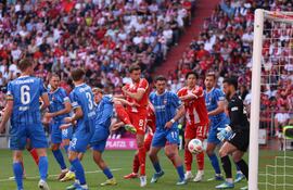 331
El centrocampista alemán del Bayern de Múnich, Leon Goretzka (C), número 08, anota el segundo gol de su equipo durante el partido de la Bundesliga, la primera división alemana, entre el FC Bayern de Múnich y el Heidenheim en Múnich el 2 de mayo de 2026. (Foto de Alexandra BEIER / AFP)