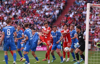 331
El centrocampista alemán del Bayern de Múnich, Leon Goretzka (C), número 08, anota el segundo gol de su equipo durante el partido de la Bundesliga, la primera división alemana, entre el FC Bayern de Múnich y el Heidenheim en Múnich el 2 de mayo de 2026. (Foto de Alexandra BEIER / AFP)