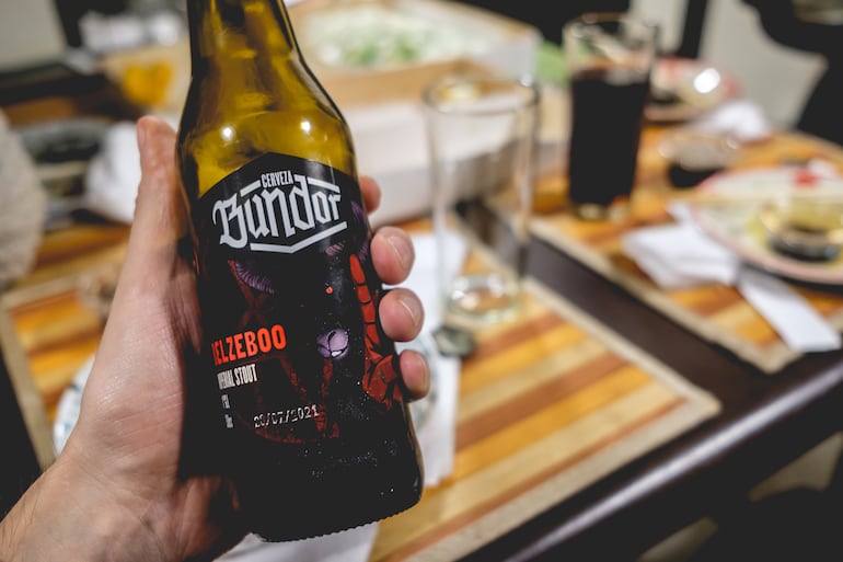 Valdivia, Chile. Mano sosteniendo una botella de cerveza artesanal "Bundor".