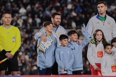 Lionel Messi con sus hijos Thiago (13 años), Mateo (10) y Ciro (7).