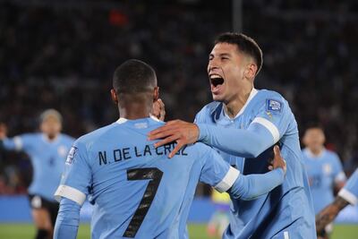 Nicolás de la Cruz (i) de Uruguay celebra un gol con su compañero Mathías Olivera en el partido de las Eliminatorias Sudamericanas para la Copa Mundial de Fútbol 2026 entre Uruguay y Brasil en el estadio Centenario en Montevideo (Uruguay).
