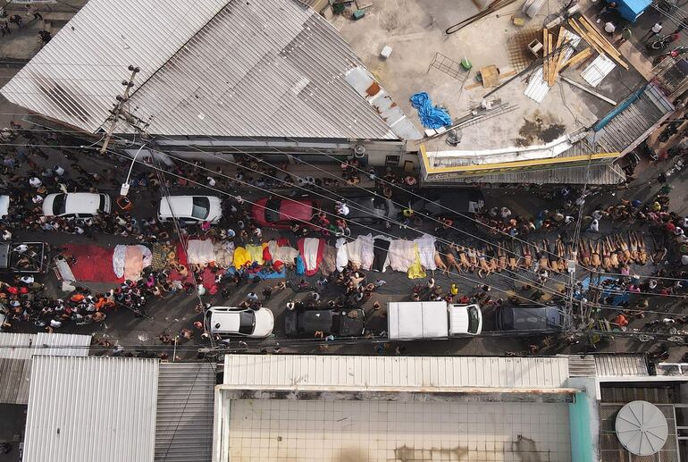 Fotografía aérea de cuerpos sin vida este miércoles, en una calle de Río de Janeiro (Brasil).