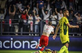 El paraguayo Isidro PItta, futbolista de RB Bragantino, celebra un gol en el partido frente a Mirassol por la séptima fecha de la Serie A de Brasil en el estadio Cícero de Souza Marques, en Bragança Paulista, Brasil.