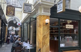 Cafetería de especialidad en el pasaje de los Panoramas, en el local de una antigua tienda de compraventa de sellos. Platos argentinos, chinos, indios, italianos, japoneses... viajar por todo el mundo es posible sin salir del pasaje cubierto de los Panoramas, el más antiguo de París, donde las 'trattorías' y los 'bistrós' alternan con antiguos locales de filatelia, dedicados al coleccionismo y la compraventa de sellos. La sucesión de carteles resulta en una cacofonía visual, donde las anacrónicas ofertas de '70 sellos a granel' comparten espacio con los 'cafés de especialidad' y los 'matcha latte de fresa y chocolate'.