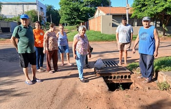 Capiateños piden que Municipalidad solucione problema de desagüe pluvial.