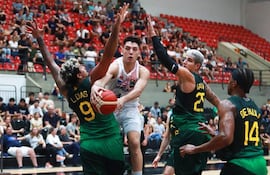 Fabrizio Ruiz se mete entre los brasileños, en el juego que perdió anoche el combinado guaraní.