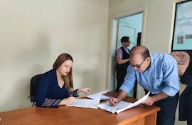 La Abogada Olga Paredes firma los documentos que fueron entregados al Defensor del Pueblo.