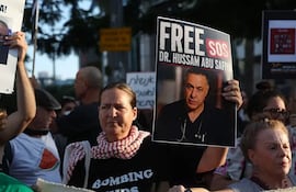 La situación del doctor Hussam Abu Safiya ha provocado manifestaciones en Israel, como esta en Tel Aviv. Getty Images
