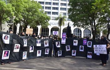 Mujeres de la Articulación Feminista se manifestaron ayer frente al Palacio de Justicia, exigiendo justicia para las víctimas de feminicidio y para realizar el lanzamiento de la ya tradicional marcha denominada “25NPy”.