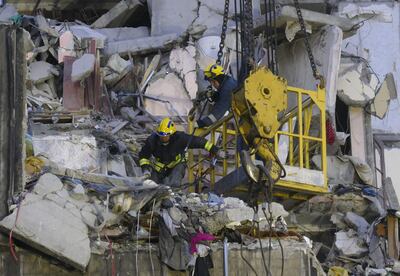Rescatistas trabajan entre los escombros de un edificio destruido por un ataque de drones rusos en Odesa, Ucrania.
