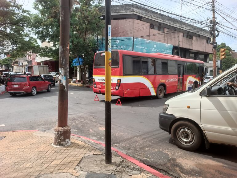 A pesar del millonario cobro de subsidios, en los últimos días se observó que este bus de la empresa La Lomita estaba parado por desperfectos mecánicos. 