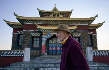 El instructor budista Pema Gompo se encuentra frente al templo budista 'Chagdud Gonpa Sengue Dzong' en la aldea de Aguas Blancas, departamento de Lavalleja, Uruguay.
