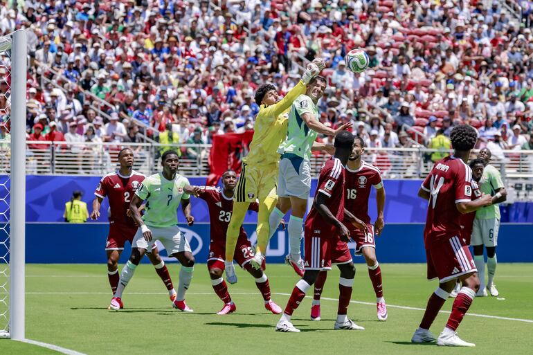 El golero qatarí Mahmoud Abunada intenta despejar el balón ante el impulso de Remo Freuler.