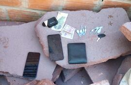 Agentes policiales de Misiones aprehendieron a cuatro personas e incautaron supuesta cocaína y motocicletas en operativos realizados en Santa María y San Ignacio.