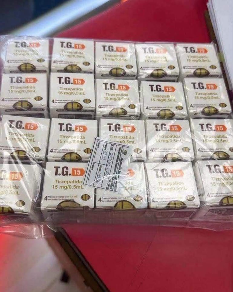 Cajas de Tirzepatida etiquetadas con detalles del producto organizadas en una rejilla en un ambiente interior.