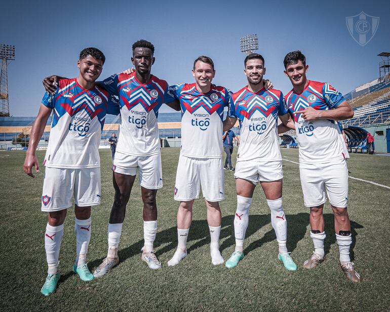 Los jugadores de Cerro Porteño festejan en el partido contra Sportivo Luqueño por la séptima fecha del torneo Clausura 2023 del fútbol paraguayo de la Categoría Reserva.