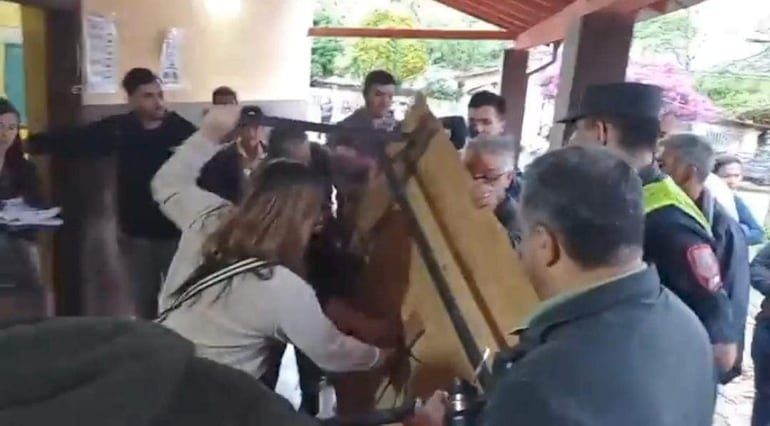 Gresca entre apoderados durante las elecciones en un local de votación de Yataity.