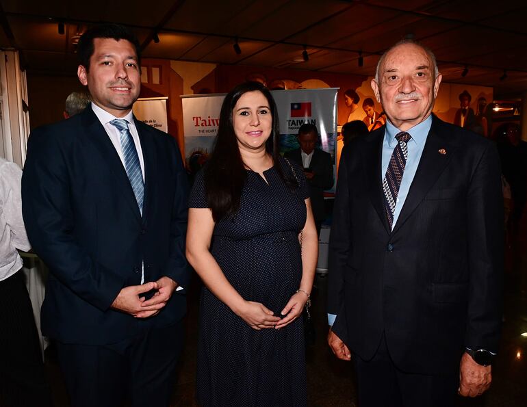 Aníbal Zarza, Natalia Figueredo y Ceferino Valdez.