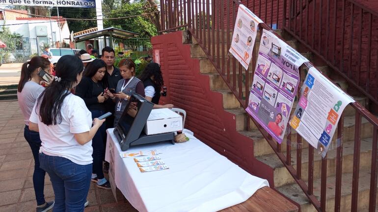 Inicio de las elecciones complementarias en la ciudad de Capiatá, con escasa participación de votantes.
