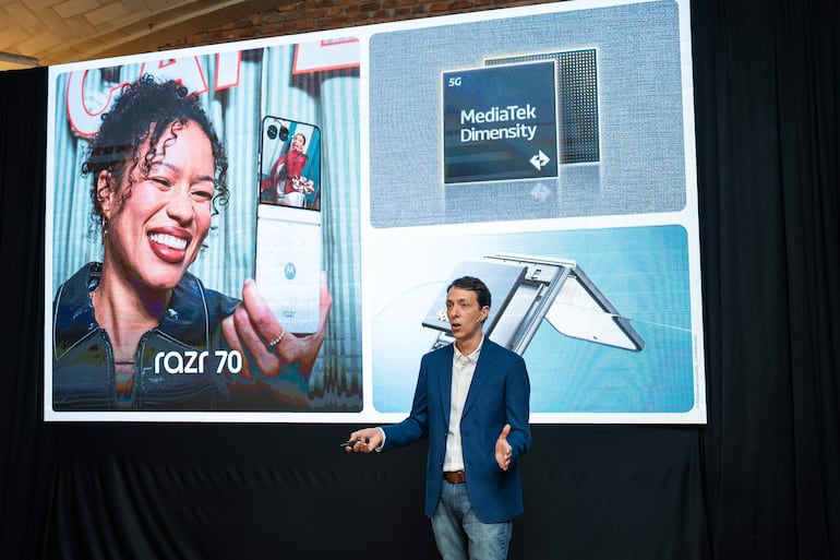 Pablo Brancone, gerente de productos Motorola Argentina, Uruguay, Paraguay y Bolivia, explica las características únicas del motorola razr 70.