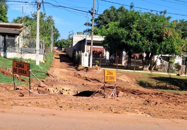 Calle clausurada por construcción de alcantarillado sanitario.