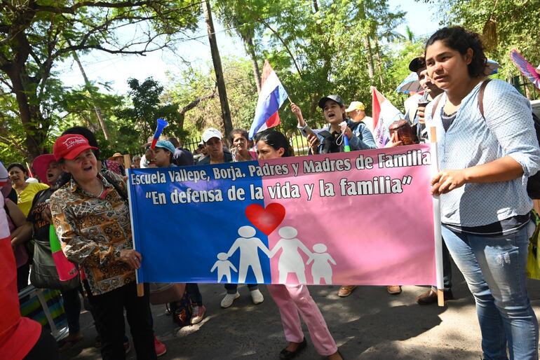Grupos profamilia frente al congreso.