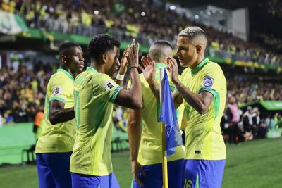 Rodrygo (i) de Brasil celebra un gol este viernes, en un partido de las eliminatorias para el Mundial de 2026 entre Brasil y Ecuador en el estadio Couto Pereira en Curitiba (Brasil).