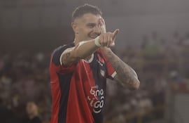 Pablo Vegetti de Cerro celebra un gol este jueves, durante un partido de la fase de grupos de la Copa Libertadores entre Junior y Cerro Porteño en el estadio Romelio Martínez en Cartagena (Colombia).