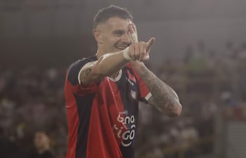Pablo Vegetti de Cerro celebra un gol este jueves, durante un partido de la fase de grupos de la Copa Libertadores entre Junior y Cerro Porteño en el estadio Romelio Martínez en Cartagena (Colombia).