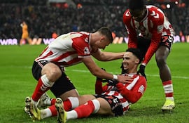 El centrocampista belga #07 del Sunderland, Chemsdine Talbi (C), es acosado por sus compañeros tras marcar el tercer gol del equipo durante el partido de la Premier League entre el Sunderland y el Burnley en el Stadium of Light de Sunderland, noreste de Inglaterra, el 2 de febrero de 2026. (Foto de Paul ELLIS / AFP)