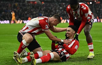 El centrocampista belga #07 del Sunderland, Chemsdine Talbi (C), es acosado por sus compañeros tras marcar el tercer gol del equipo durante el partido de la Premier League entre el Sunderland y el Burnley en el Stadium of Light de Sunderland, noreste de Inglaterra, el 2 de febrero de 2026. (Foto de Paul ELLIS / AFP)