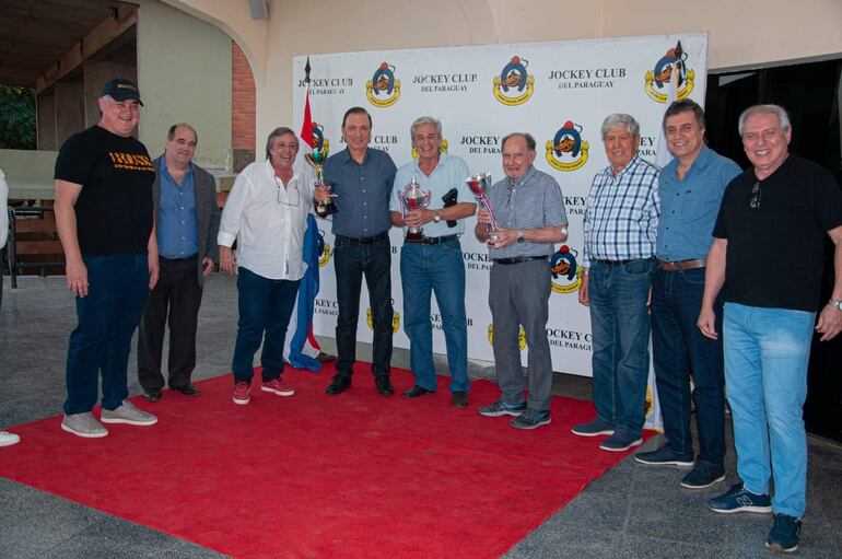 Jorge Abente recibió el premio por la gran victoria de Kuñà Chingolí, criada por el Haras Yvú - Stud Don Isidro, ganando de punta a punta el "1.000 Guineas" sobre 1400 metros, mientras Juan Carlos Aveiro vio ganador a su potro debutante Criscraft de la cabaña J.C. que ganó el "2.000 Guineas", sobre idéntica distancia.