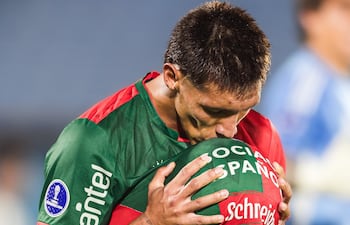 Celebración del uruguayo, Fredy Martínez, quien le dio el triunfo y clasificación a Boston River a la Copa Sudamericana, tras vencer a Racing de Montevideo.
