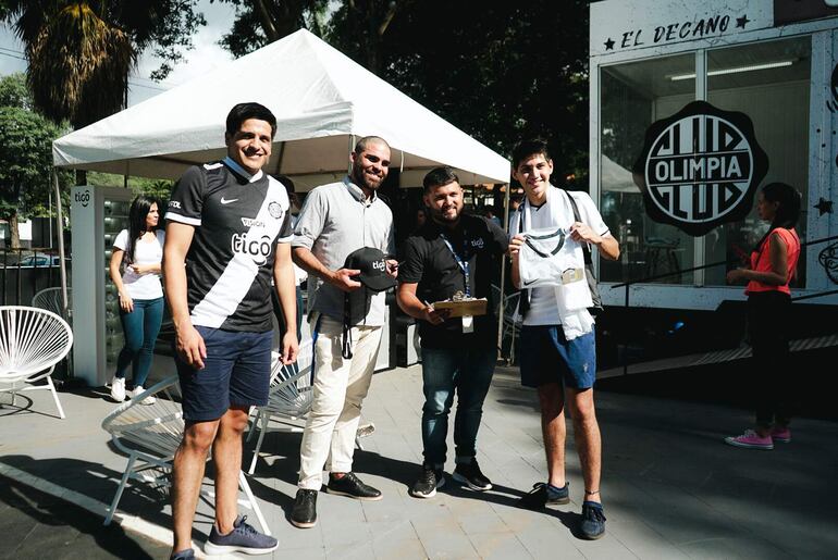 Los fanáticos del club Olimpia que acudieron al Fan Fest en el sector socios del estadio Manuel Ferreira