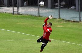 El portero de Paraguay, Santiago Rojas, salta para despejar un balón durante una sesión de entrenamiento en Asunción, el 16 de junio de 2023, antes de su partido amistoso de fútbol de la FIFA contra Nicaragua el próximo 18 de junio.