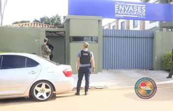 La empresa "Envases Paraguayos SRL", ubicada en Limpio, pertenece a Diego Benítez y en su depósito se habría cargado la cocaína en las latas de pintura, según información obtenida por investigadores paraguayos e internacionales.