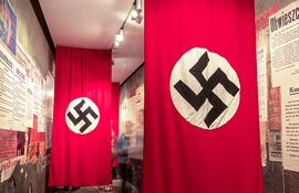 La esvástica nazi en dos banderas colgadas en el museo creado en la fábrica de Oscar Schindler, en Cracovia, Polonia.