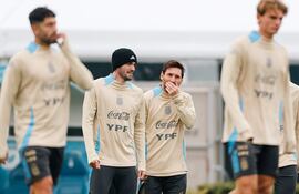Lionel Messi (d) y Rodrigo De Paul, en la práctica de Argentina.